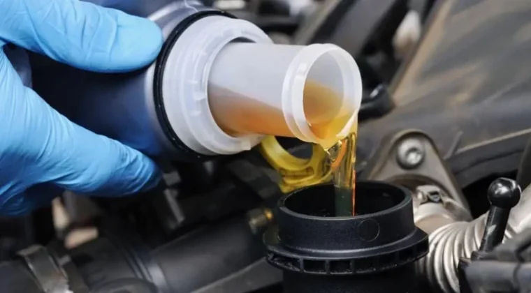 Car-brake-fluid-0-768x488